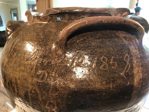 David Drake, Twenty-Five Gallon Four-Handled Stoneware Jar (detail), 1858, stoneware with alkaline glaze, 24 1/2 × 24 1/4 × 24 1/4 in. (62.2 × 61.6 × 61.6 cm) 82 lb. (37.2 kg). Crystal Bridges Museum of American Art, Bentonville, Arkansas, 2021.29 Detail of date and signature in clay