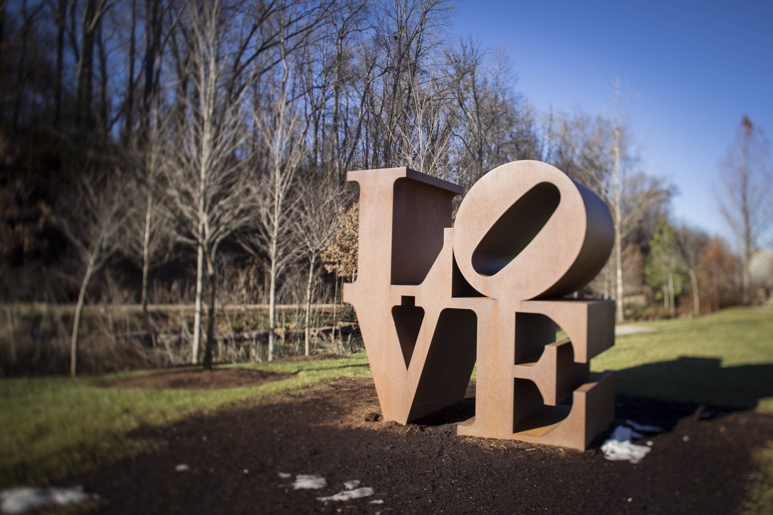 Robert Indiana, LOVE, 1966–1999, Cor-Ten steel, 72 x 72 x 36 in. Crystal Bridges Museum of American Art, Bentonville, Arkansas, 2009.4. Photo by Stephen Ironside / Ironside Photography. Large