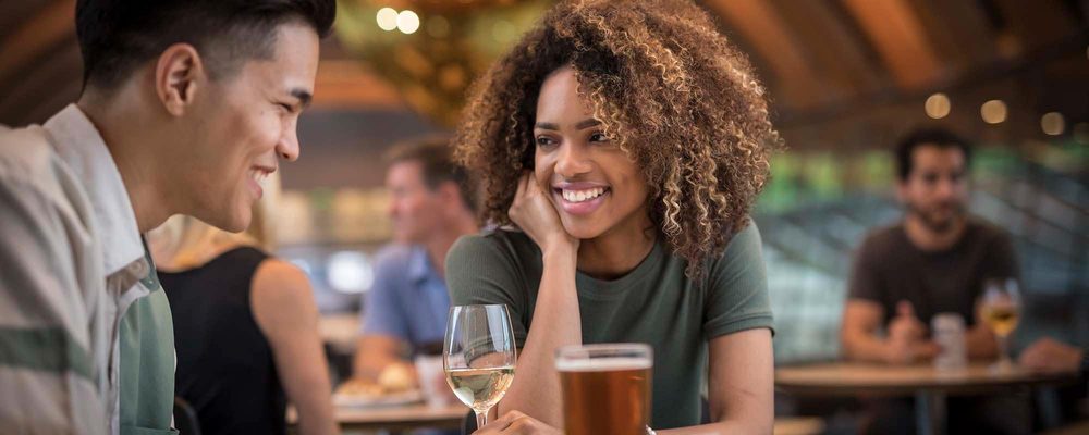 Una pareja tomando unas bebidas en el Eleven