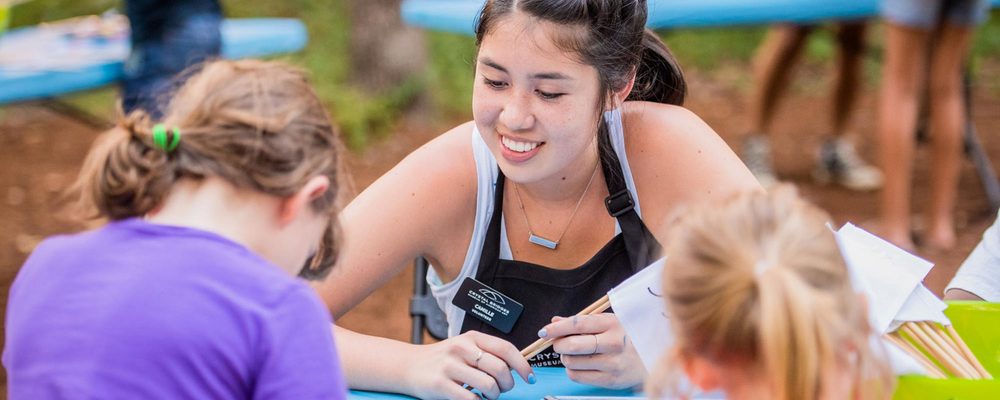 Volunteer web banner Volunteer helping children make art